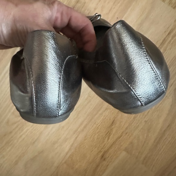 VIONIC Matira Womens Silver Pewter Leather Bow Ballet Flats Size 8.5 Never Worn - Picture 3 of 6